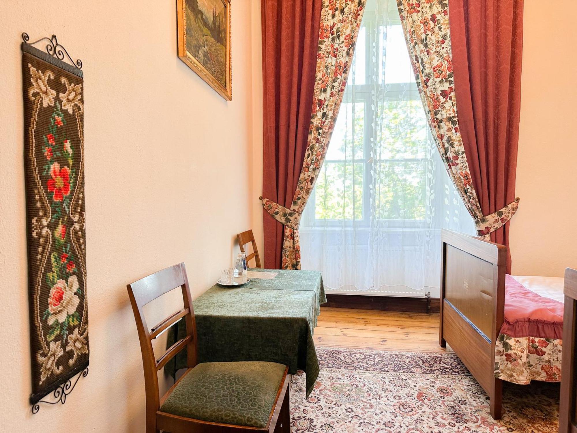 Hotel Edoles Pils Pokoj fotografie